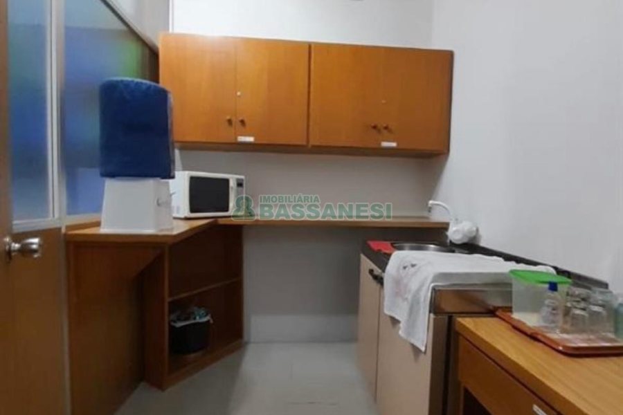 Loja com 220m², 2 vagas, no bairro Pio X em Caxias do Sul para Alugar