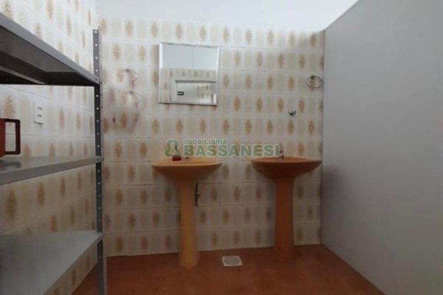 Loja com 220m², 2 vagas, no bairro Pio X em Caxias do Sul para Alugar