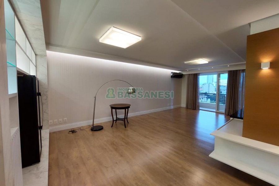 Apartamento com 201m², 3 dormitórios, 4 vagas, no bairro Medianeira em Caxias do Sul para Comprar