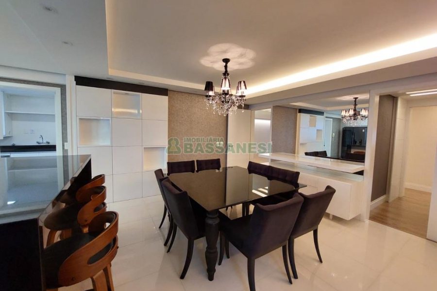 Apartamento com 201m², 3 dormitórios, 4 vagas, no bairro Medianeira em Caxias do Sul para Comprar