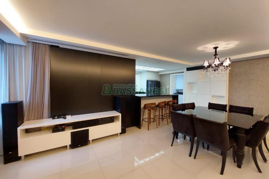 Apartamento com 201m², 3 dormitórios, 4 vagas, no bairro Medianeira em Caxias do Sul para Comprar