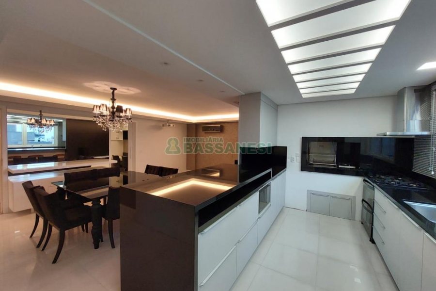 Apartamento com 201m², 3 dormitórios, 4 vagas, no bairro Medianeira em Caxias do Sul para Comprar