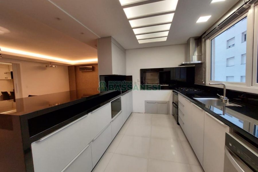 Apartamento com 201m², 3 dormitórios, 4 vagas, no bairro Medianeira em Caxias do Sul para Comprar