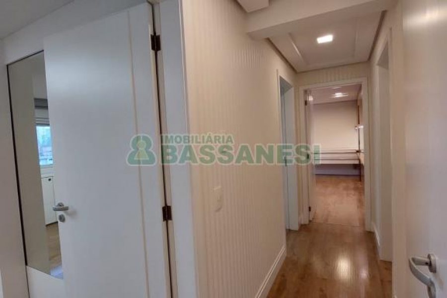 Apartamento com 201m², 3 dormitórios, 4 vagas, no bairro Medianeira em Caxias do Sul para Comprar