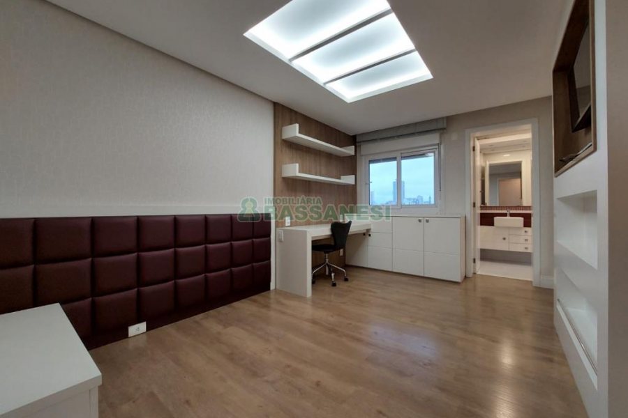 Apartamento com 201m², 3 dormitórios, 4 vagas, no bairro Medianeira em Caxias do Sul para Comprar