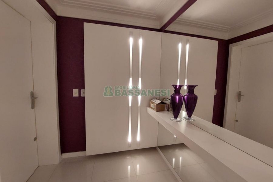 Apartamento com 201m², 3 dormitórios, 4 vagas, no bairro Medianeira em Caxias do Sul para Comprar