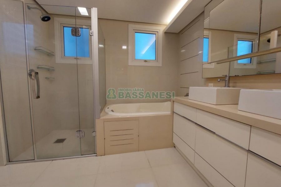 Apartamento com 201m², 3 dormitórios, 4 vagas, no bairro Medianeira em Caxias do Sul para Comprar