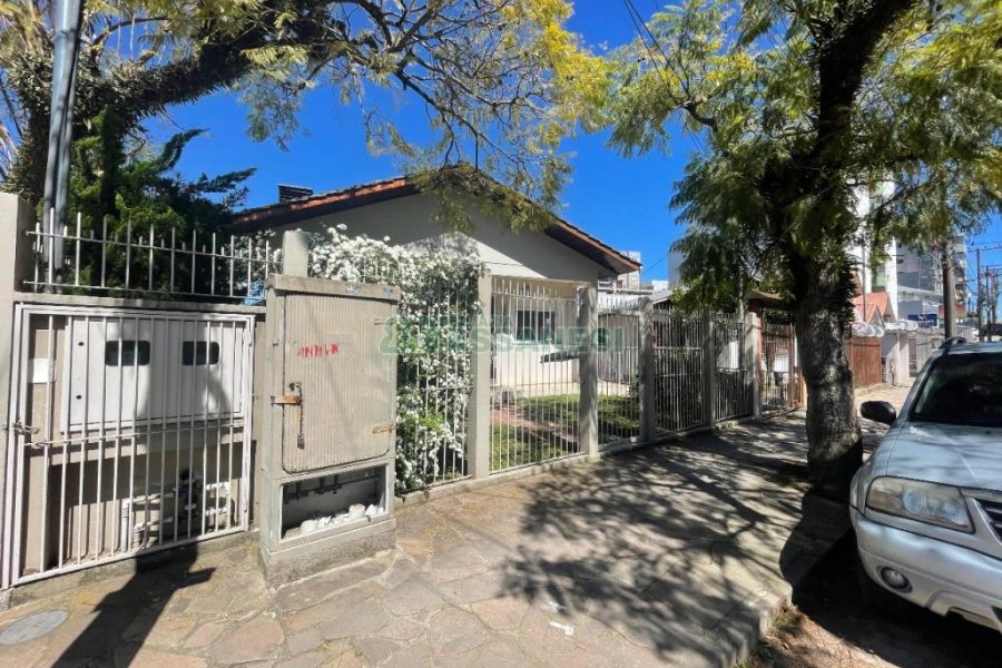 Casa com 450m², 4 dormitórios, 2 vagas, no bairro Rio Branco em Caxias do Sul para Comprar