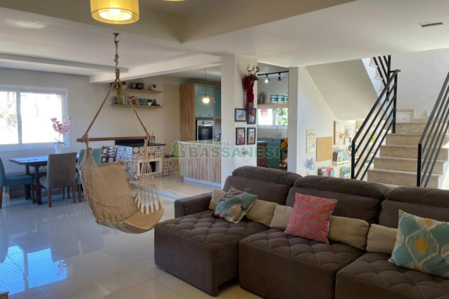 Casa com 450m², 4 dormitórios, 2 vagas, no bairro Rio Branco em Caxias do Sul para Comprar