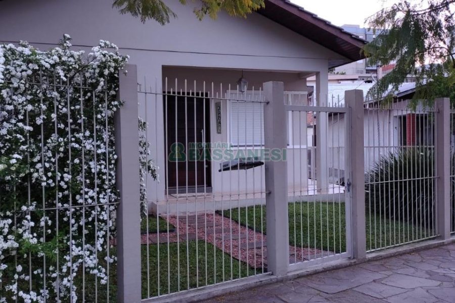 Casa com 450m², 4 dormitórios, 2 vagas, no bairro Rio Branco em Caxias do Sul para Comprar