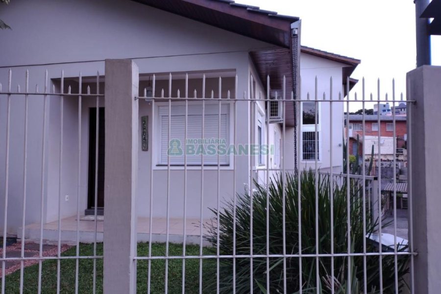 Casa com 450m², 4 dormitórios, 2 vagas, no bairro Rio Branco em Caxias do Sul para Comprar