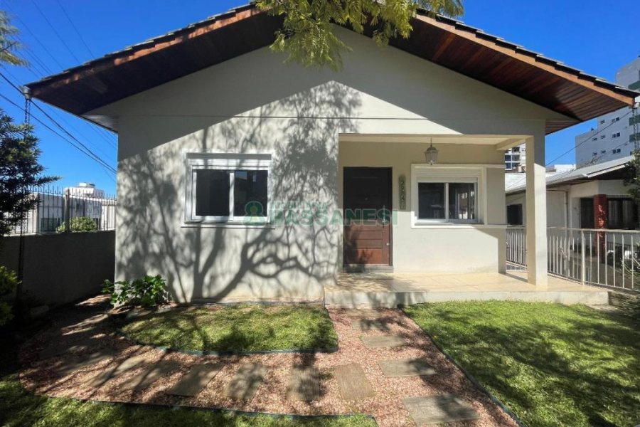 Casa com 450m², 4 dormitórios, 2 vagas, no bairro Rio Branco em Caxias do Sul para Comprar