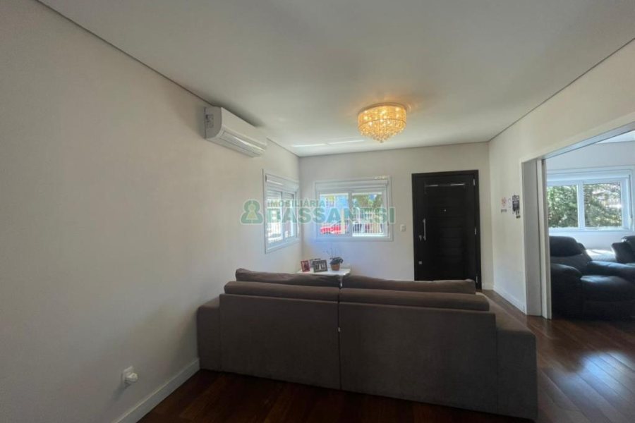 Casa com 450m², 4 dormitórios, 2 vagas, no bairro Rio Branco em Caxias do Sul para Comprar