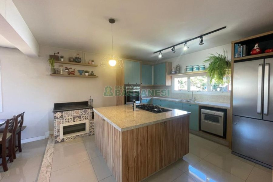 Casa com 450m², 4 dormitórios, 2 vagas, no bairro Rio Branco em Caxias do Sul para Comprar