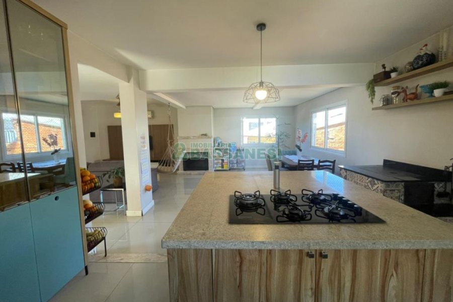 Casa com 450m², 4 dormitórios, 2 vagas, no bairro Rio Branco em Caxias do Sul para Comprar