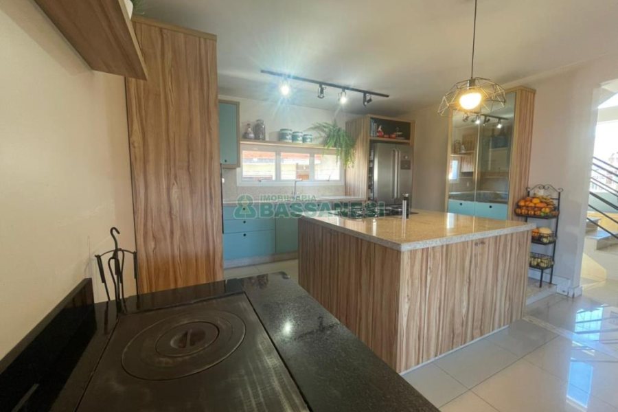 Casa com 450m², 4 dormitórios, 2 vagas, no bairro Rio Branco em Caxias do Sul para Comprar