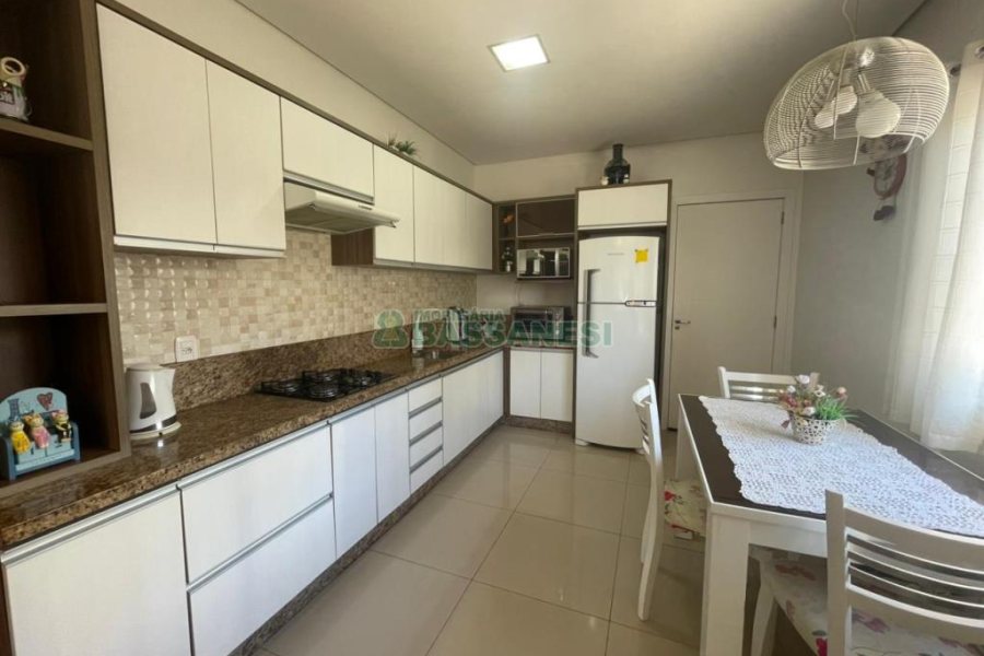 Casa com 450m², 4 dormitórios, 2 vagas, no bairro Rio Branco em Caxias do Sul para Comprar