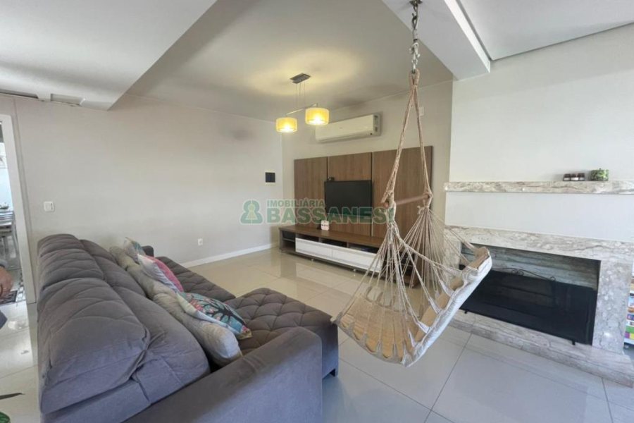 Casa com 450m², 4 dormitórios, 2 vagas, no bairro Rio Branco em Caxias do Sul para Comprar