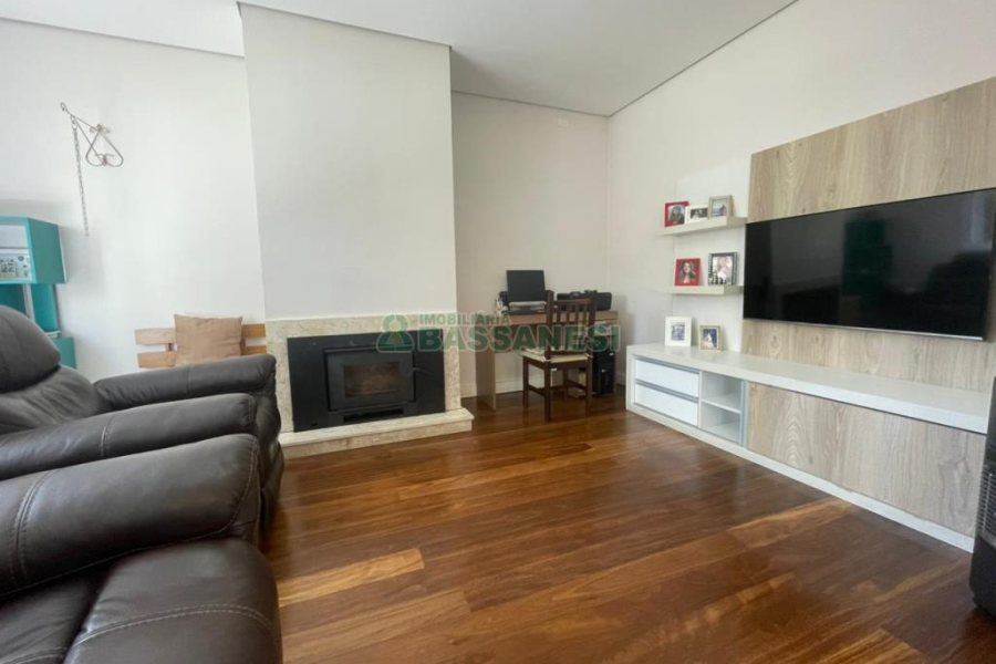 Casa com 450m², 4 dormitórios, 2 vagas, no bairro Rio Branco em Caxias do Sul para Comprar