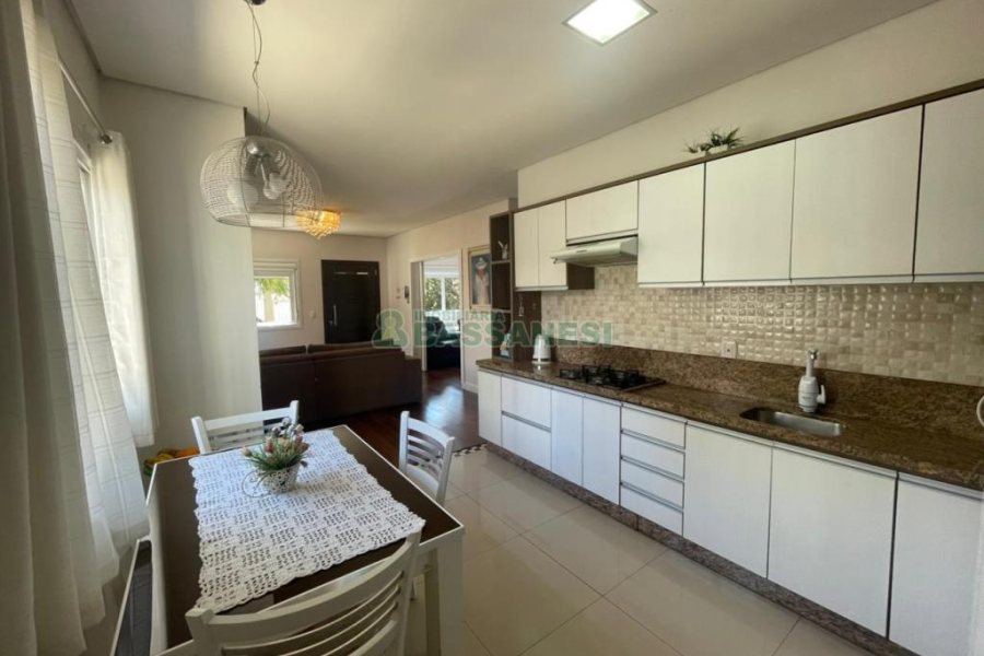 Casa com 450m², 4 dormitórios, 2 vagas, no bairro Rio Branco em Caxias do Sul para Comprar