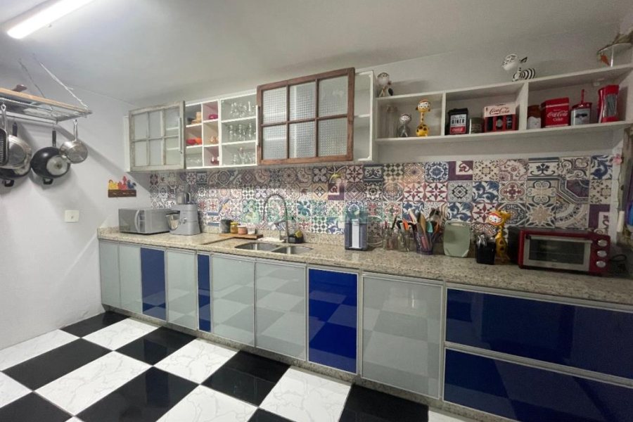 Casa com 450m², 4 dormitórios, 2 vagas, no bairro Rio Branco em Caxias do Sul para Comprar