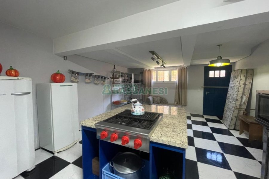Casa com 450m², 4 dormitórios, 2 vagas, no bairro Rio Branco em Caxias do Sul para Comprar