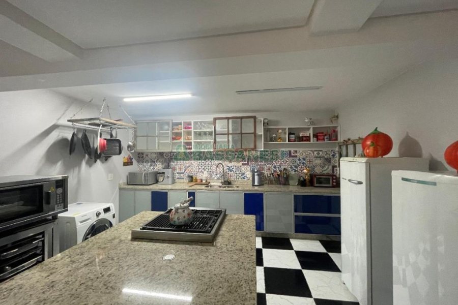 Casa com 450m², 4 dormitórios, 2 vagas, no bairro Rio Branco em Caxias do Sul para Comprar