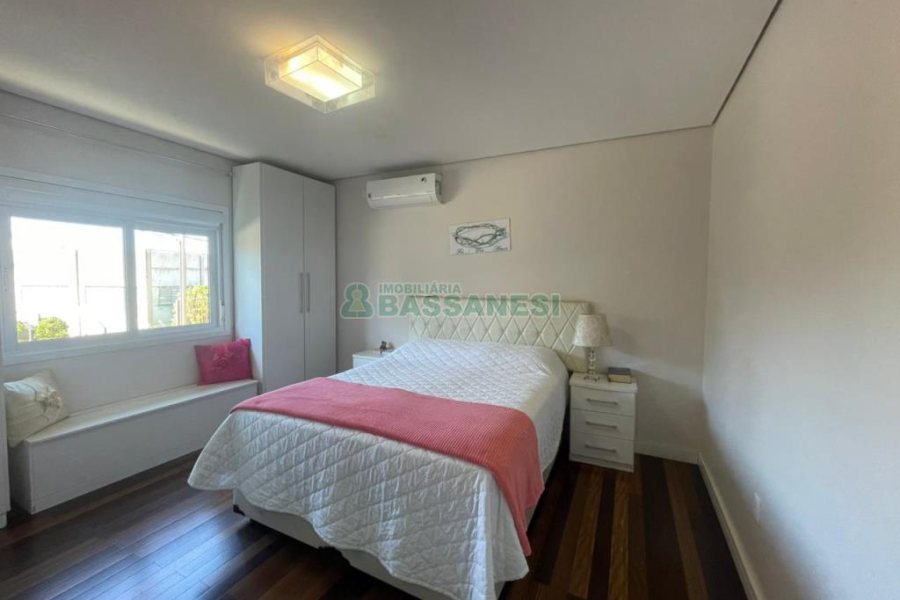 Casa com 450m², 4 dormitórios, 2 vagas, no bairro Rio Branco em Caxias do Sul para Comprar