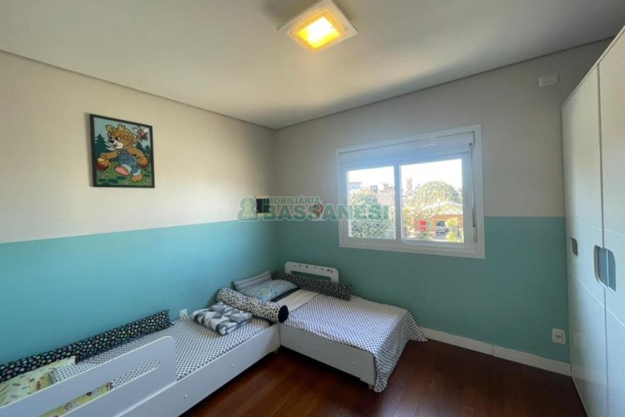 Casa com 450m², 4 dormitórios, 2 vagas, no bairro Rio Branco em Caxias do Sul para Comprar