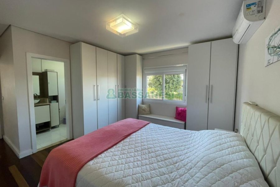 Casa com 450m², 4 dormitórios, 2 vagas, no bairro Rio Branco em Caxias do Sul para Comprar