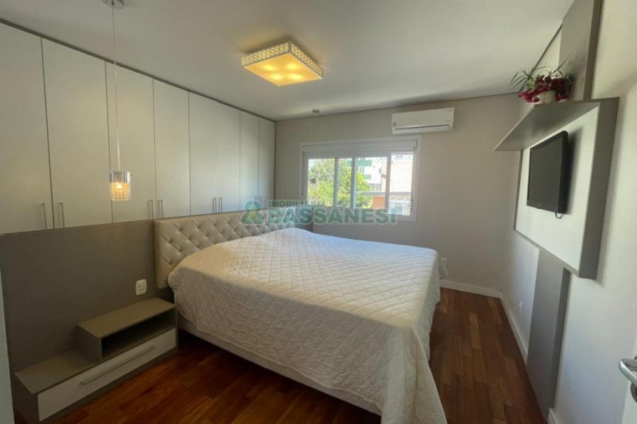 Casa com 450m², 4 dormitórios, 2 vagas, no bairro Rio Branco em Caxias do Sul para Comprar
