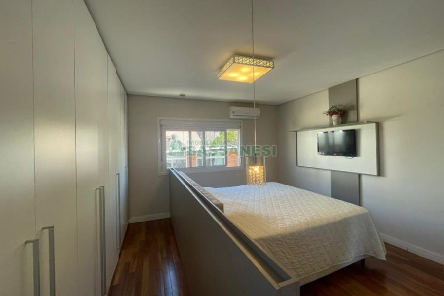 Casa com 450m², 4 dormitórios, 2 vagas, no bairro Rio Branco em Caxias do Sul para Comprar