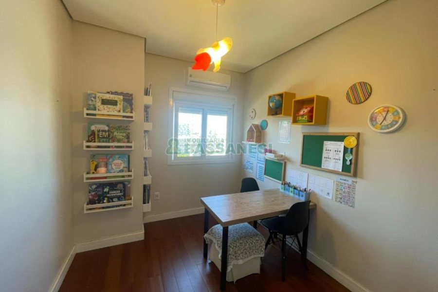 Casa com 450m², 4 dormitórios, 2 vagas, no bairro Rio Branco em Caxias do Sul para Comprar