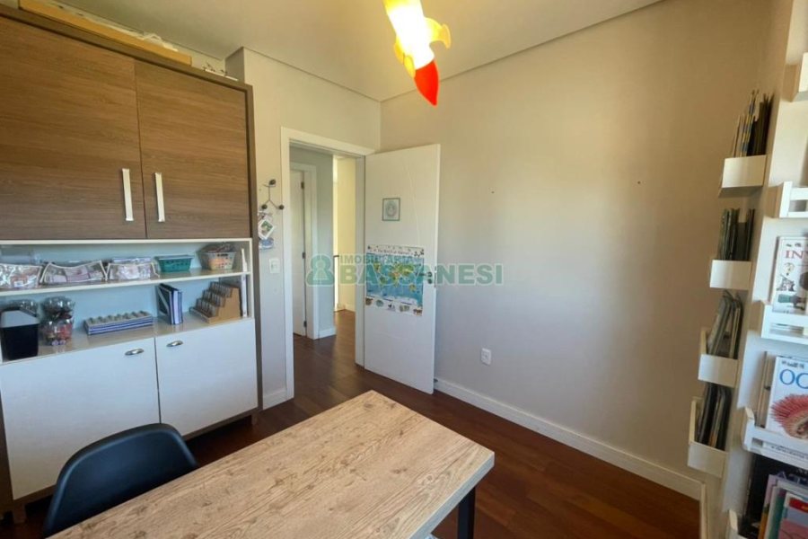 Casa com 450m², 4 dormitórios, 2 vagas, no bairro Rio Branco em Caxias do Sul para Comprar