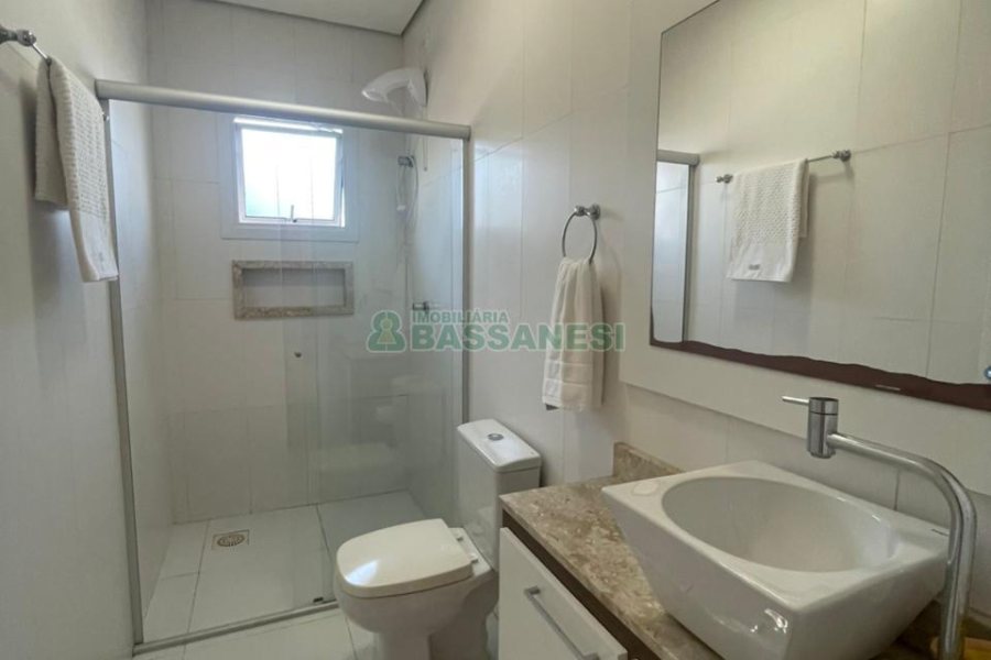 Casa com 450m², 4 dormitórios, 2 vagas, no bairro Rio Branco em Caxias do Sul para Comprar