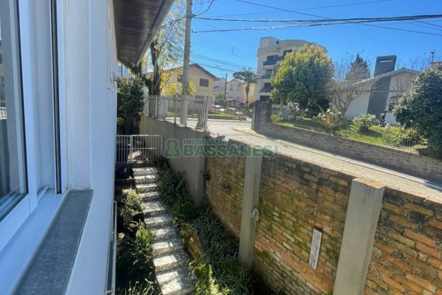 Casa com 450m², 4 dormitórios, 2 vagas, no bairro Rio Branco em Caxias do Sul para Comprar