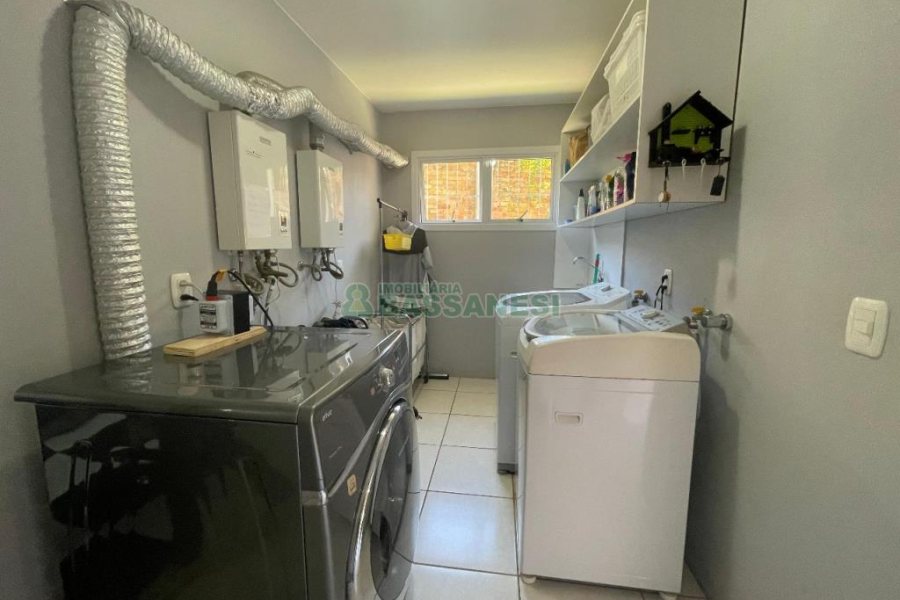 Casa com 450m², 4 dormitórios, 2 vagas, no bairro Rio Branco em Caxias do Sul para Comprar