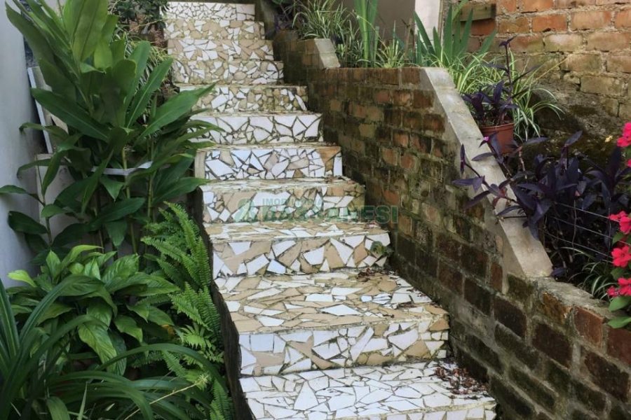 Casa com 450m², 4 dormitórios, 2 vagas, no bairro Rio Branco em Caxias do Sul para Comprar