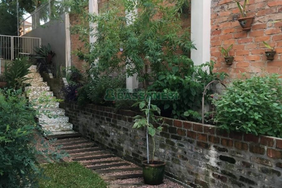 Casa com 450m², 4 dormitórios, 2 vagas, no bairro Rio Branco em Caxias do Sul para Comprar