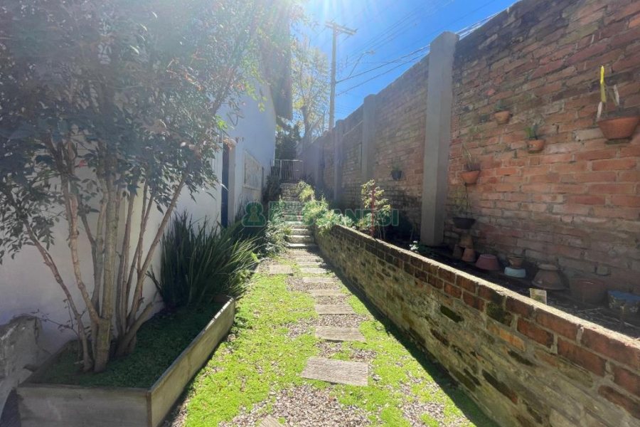 Casa com 450m², 4 dormitórios, 2 vagas, no bairro Rio Branco em Caxias do Sul para Comprar