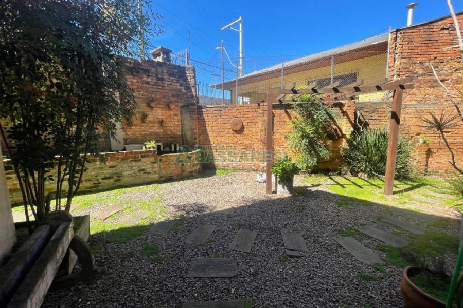 Casa com 450m², 4 dormitórios, 2 vagas, no bairro Rio Branco em Caxias do Sul para Comprar