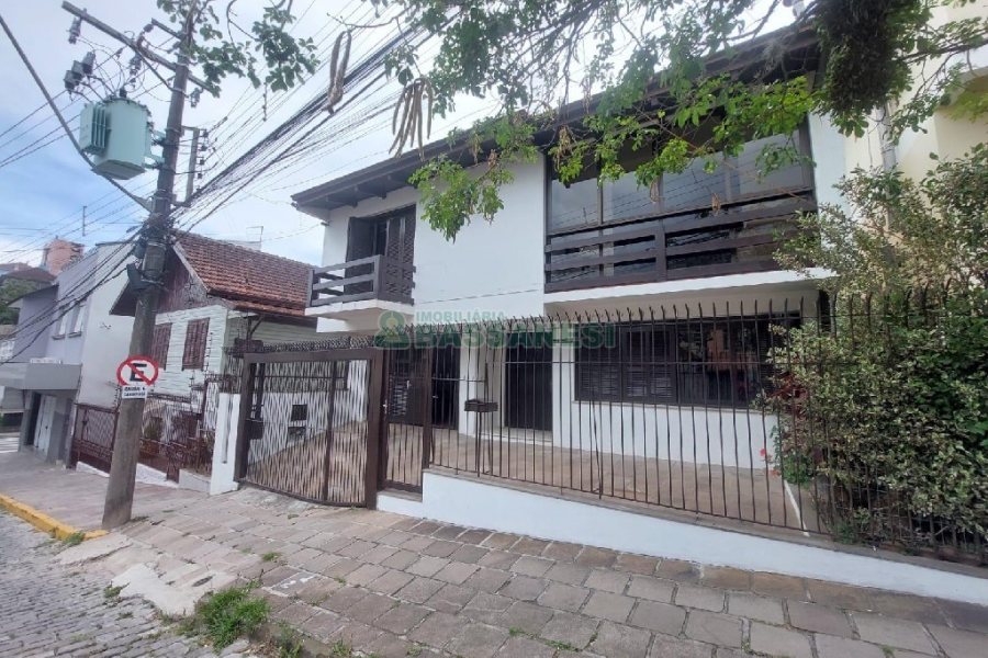 Casa com 160m², 3 dormitórios, 1 vaga, no bairro Rio Branco em Caxias do Sul para Alugar