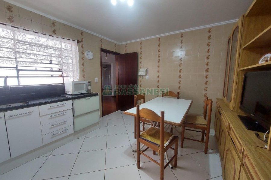 Casa com 160m², 3 dormitórios, 1 vaga, no bairro Rio Branco em Caxias do Sul para Alugar