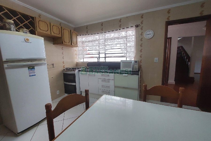 Casa com 160m², 3 dormitórios, 1 vaga, no bairro Rio Branco em Caxias do Sul para Alugar