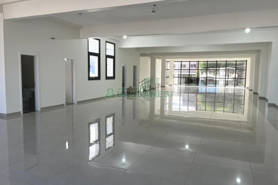 Predio com 1513m², 10 vagas, no bairro Pio X em Caxias do Sul para Alugar