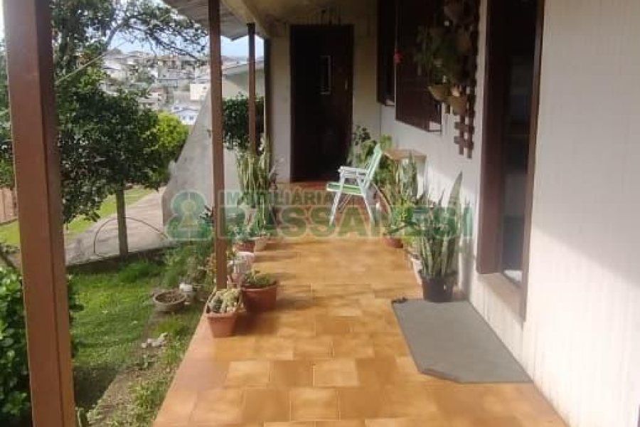 Casa com 146m², 3 dormitórios, 1 vaga, no bairro Diamantino em Caxias do Sul para Comprar