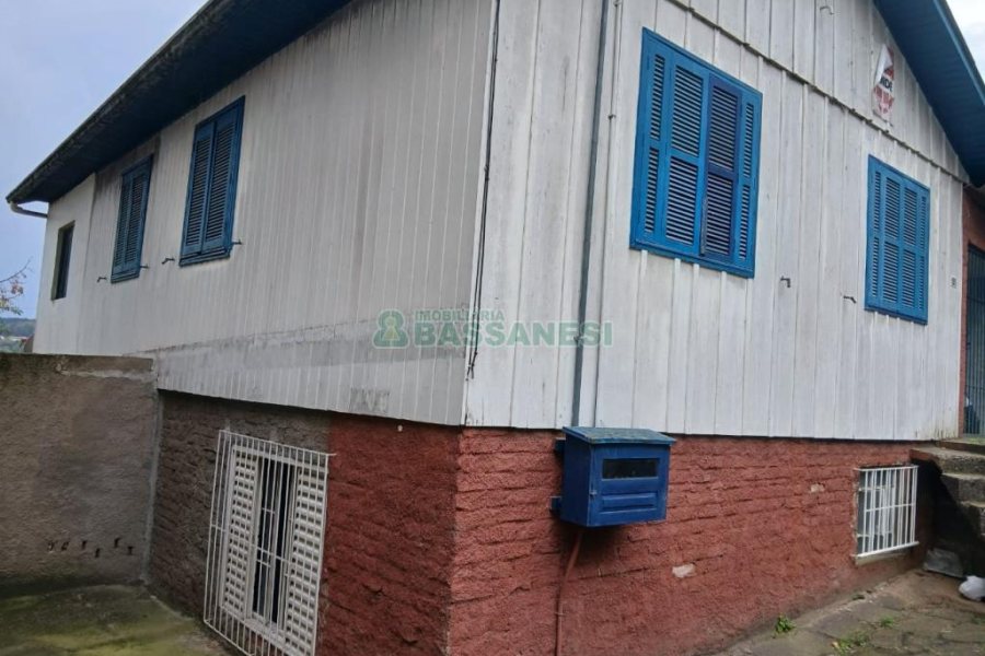 Casa com 164m², 2 dormitórios, -4 vaga, no bairro Madureira em Caxias do Sul para Comprar