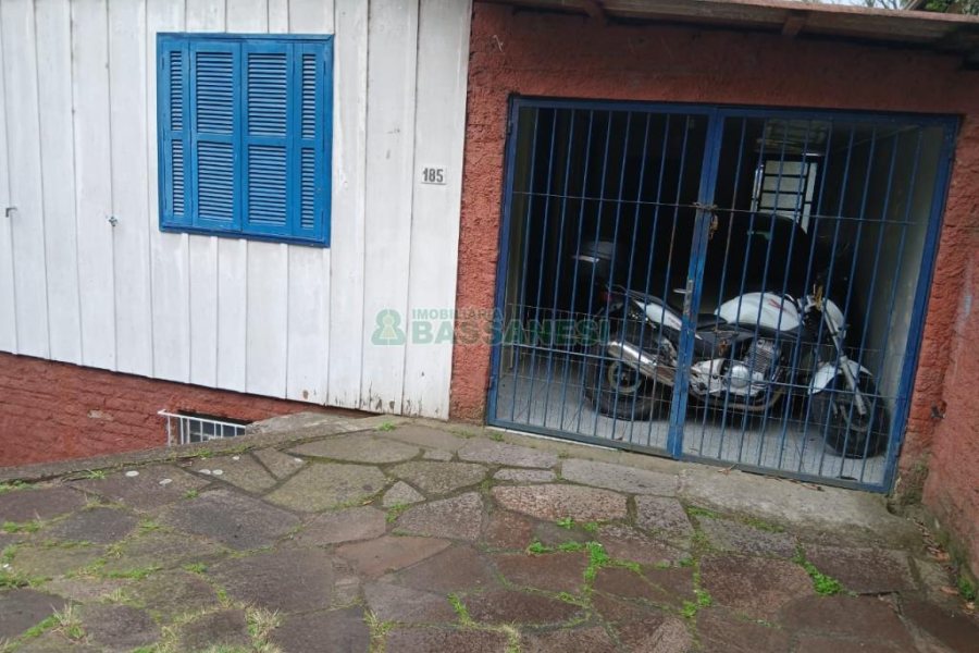 Casa com 164m², 2 dormitórios, -4 vaga, no bairro Madureira em Caxias do Sul para Comprar