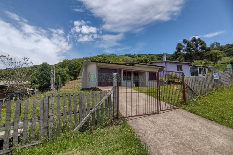 Chácara com 90m², 3 dormitórios, no bairro Parada Cristal em Caxias do Sul para Comprar