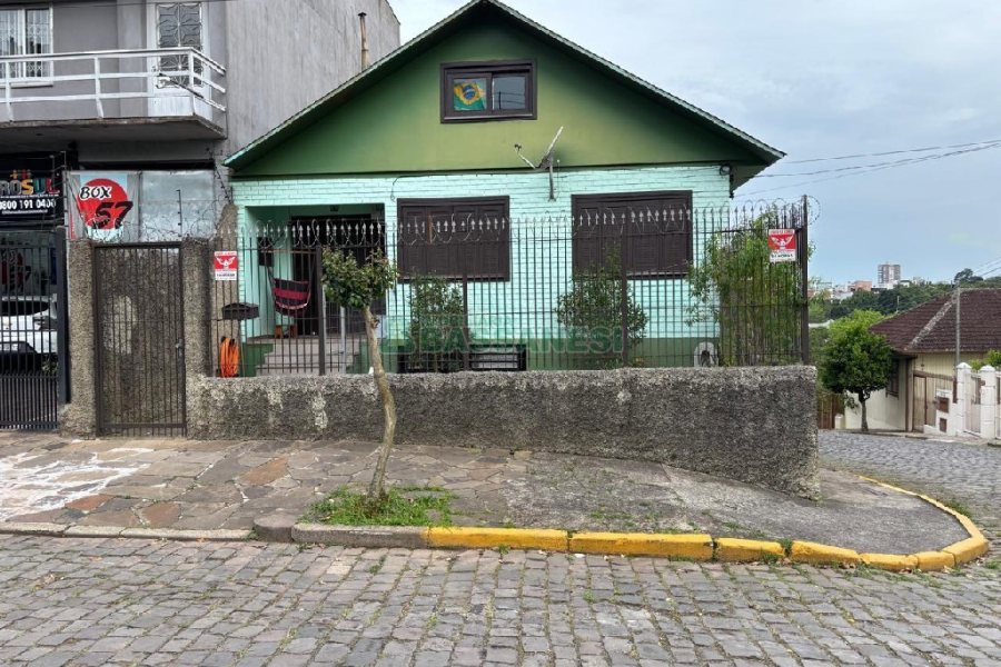 Casa com 270m², 3 dormitórios, 4 vagas, no bairro Nossa Senhora de Lourdes em Caxias do Sul para Alugar